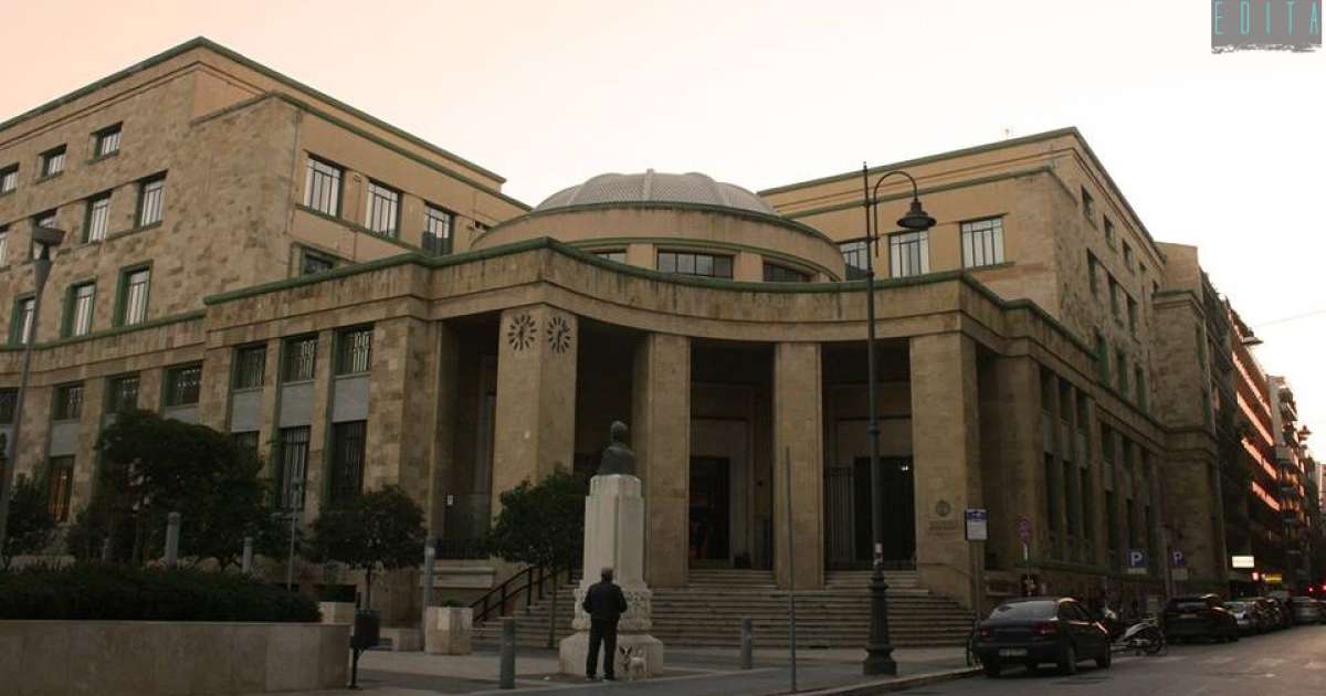 Il maestoso ex Palazzo delle Poste, simbolo di un mondo che comunicava con le lettere
